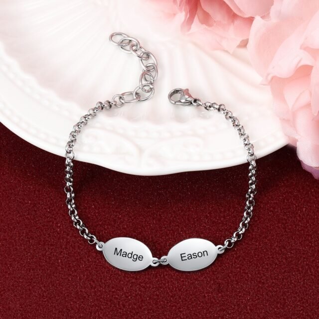 Chain bracelet with personalized charms 8