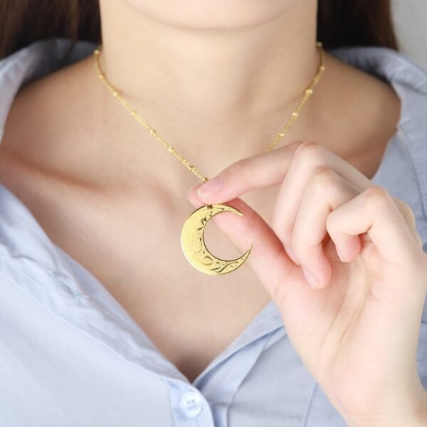 Crescent moon pendant with Arabic name 4