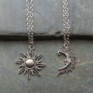 Ensemble collier pendentifs Soleil-Lune 11 Ensemble collier pendentifs Soleil-Lune 11