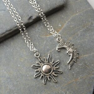 Ensemble collier pendentifs Soleil-Lune 12 Ensemble collier pendentifs Soleil-Lune 12
