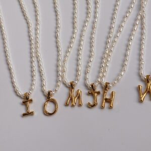 Collier à perles avec pendentif Initial 10
