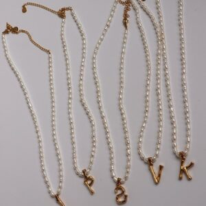 Collier à perles avec pendentif Initial 13
