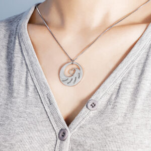 Collier pendentif ondulé personnalisé multi-prénoms 11