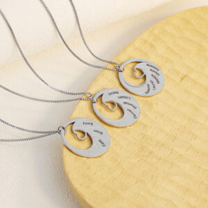 Collier pendentif ondulé personnalisé multi-prénoms 14
