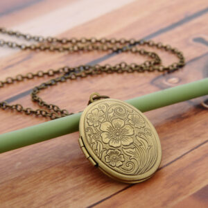 Pendentif ovale en laiton antique pour femmes 9 Pendentif ovale en laiton antique pour femmes 9