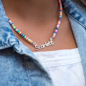 Collier prénom á perles pour fille 10
