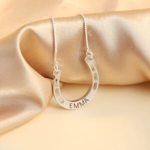 Collier cheval porte-bonheur avec nom personnalisé 15