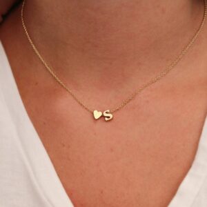 Collier pendentif coeur avec initiale pour femme 13