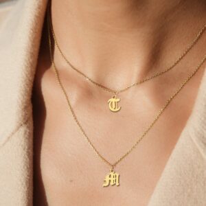 Collier à chaîne fine avec initiale gravée 9