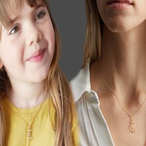 Collier à chaîne fine avec initiale gravée 10