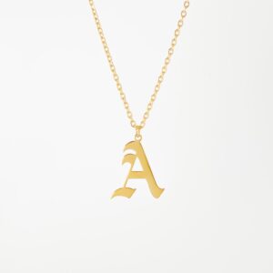 Collier à chaîne fine avec initiale gravée 11