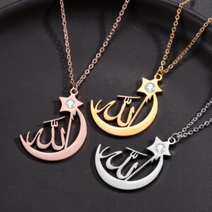 Collier Gravé nom arabe avec croissant de lune 9