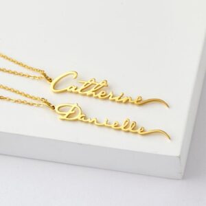 Collier prénom vertical pour Femme 9 Collier prénom vertical pour Femme 9