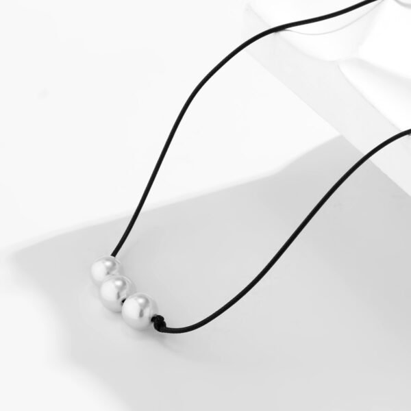 Collier Ras de coup minimaliste avec 3 perles 7