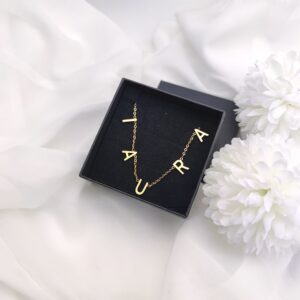 Collier prénom lettres majuscules séparées 10