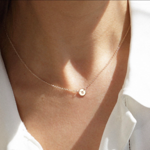 Collier pendentif à disques gravés initiales 10