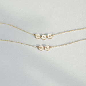Collier pendentif à disques gravés initiales 14
