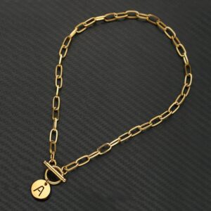Collier à maillons avec pendentif gravé initiale 18 Collier à maillons avec pendentif gravé initiale 18