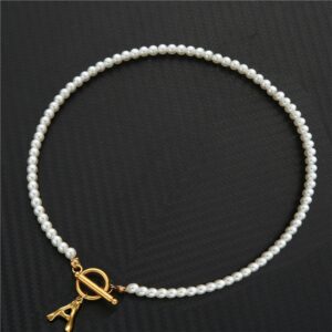 Collier ras de coup à perles blanches gravé initiale 8