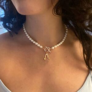 Collier ras de coup à perles blanches gravé initiale 10