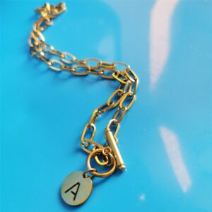 Collier à maillons avec pendentif gravé initiale 20 Collier à maillons avec pendentif gravé initiale 20