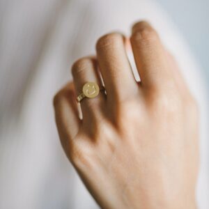 Bague gravée initial arabe pour femme 9