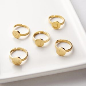 Bague gravée initial arabe pour femme 12