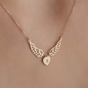 Collier ailes d’ange gravé initiale 10 Collier ailes d’ange gravé initiale 10