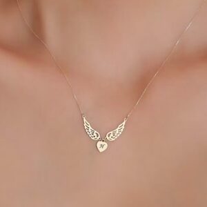 Collier ailes d’ange gravé initiale 12 Collier ailes d’ange gravé initiale 12
