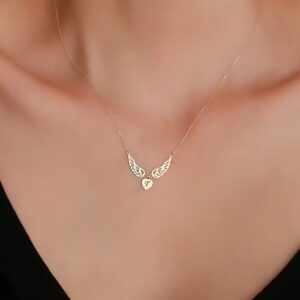 Collier ailes d’ange gravé initiale 14 Collier ailes d’ange gravé initiale 14